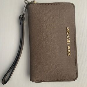 Michael kors wristlet